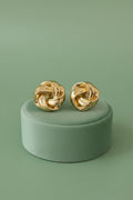 Round detailed earring