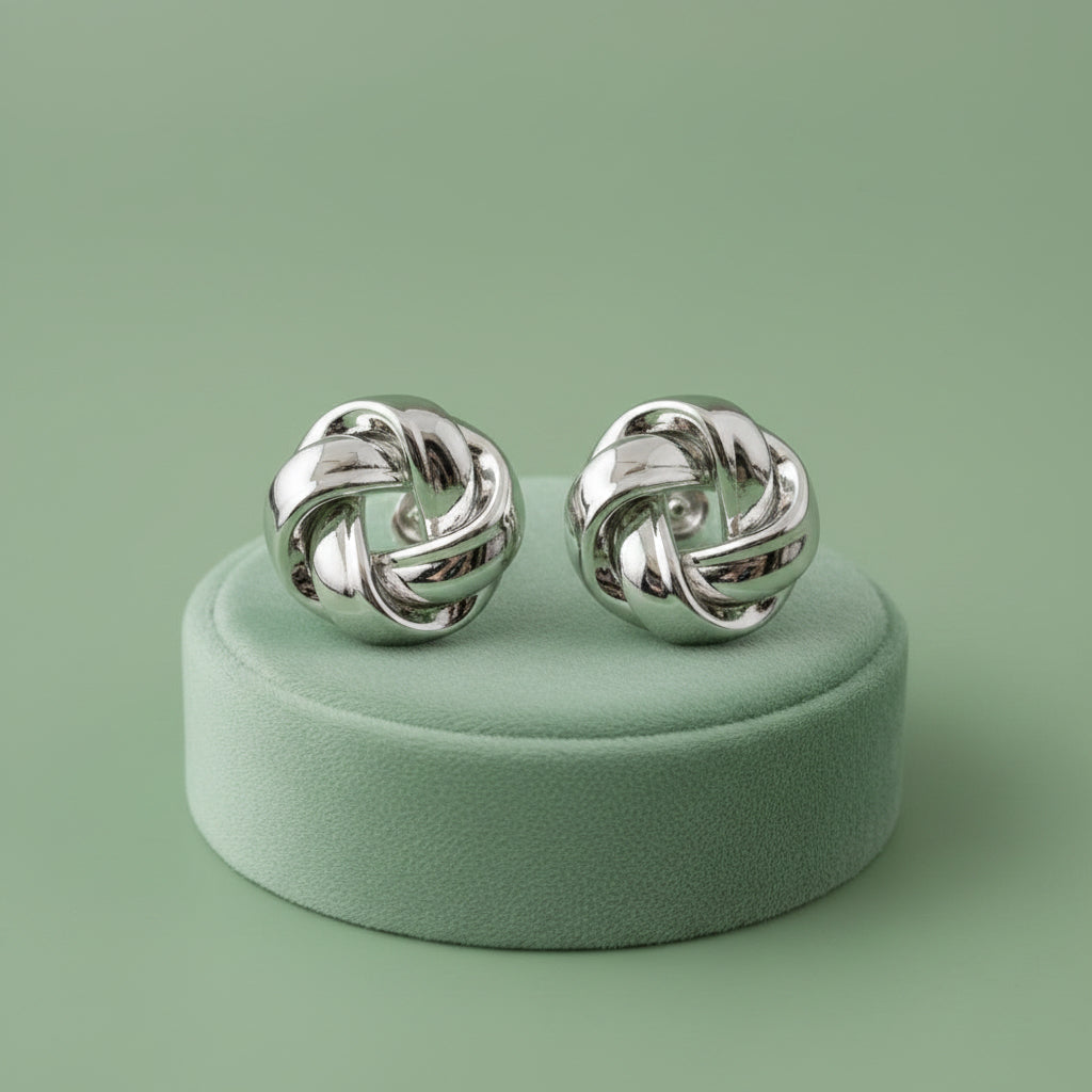 Round detailed earring